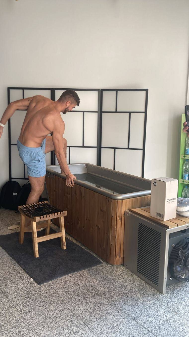 Marko Bukvić ulazi u hladnu kupku